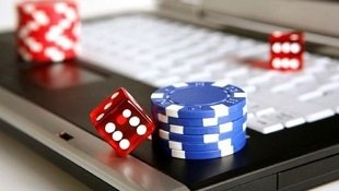 Pengguna mengelola keamanan akun mt25 dengan fitur proteksi komprehensif